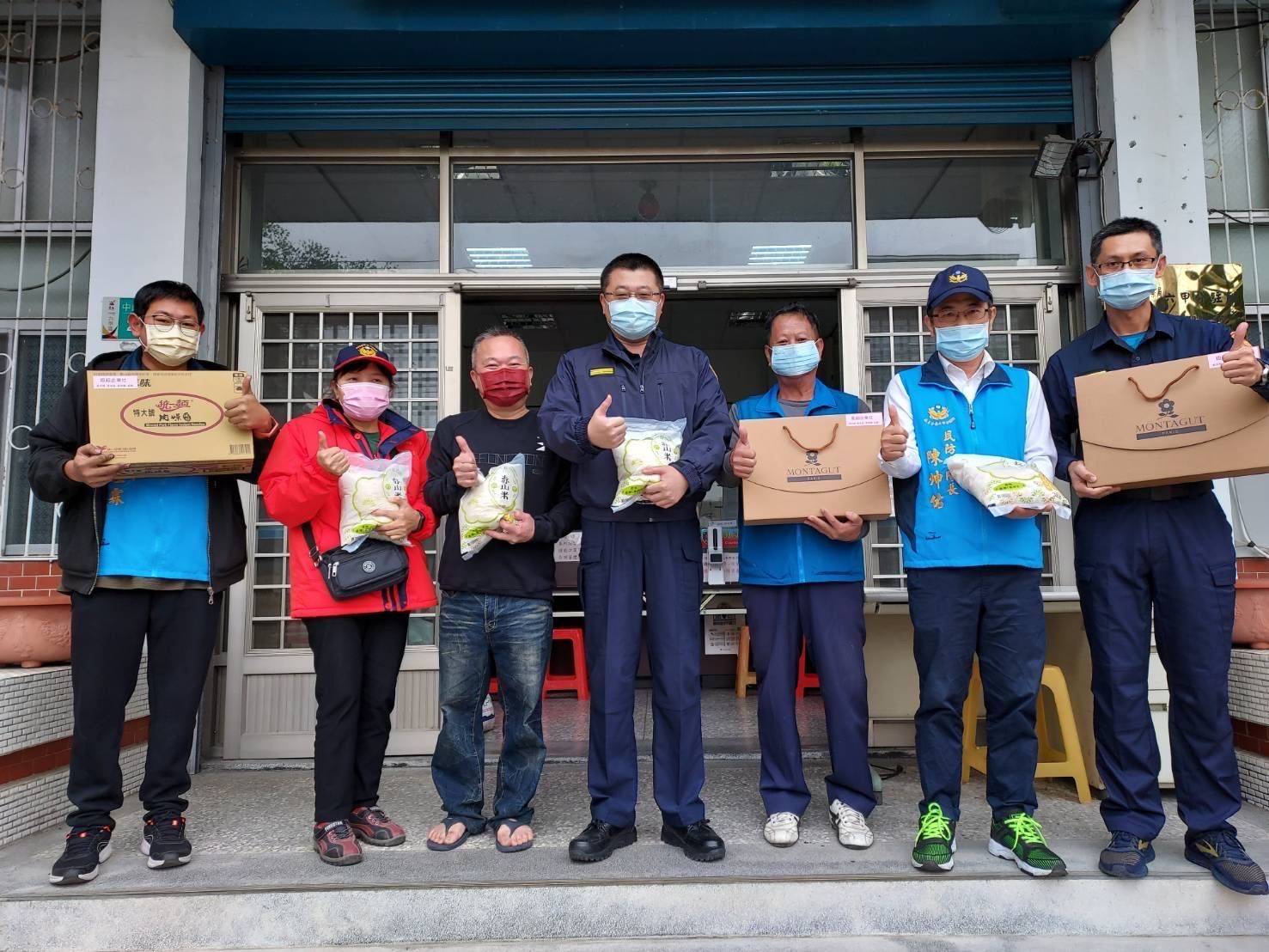 麻警結合善心人士 歲末為獨居長輩弱勢家庭送暖