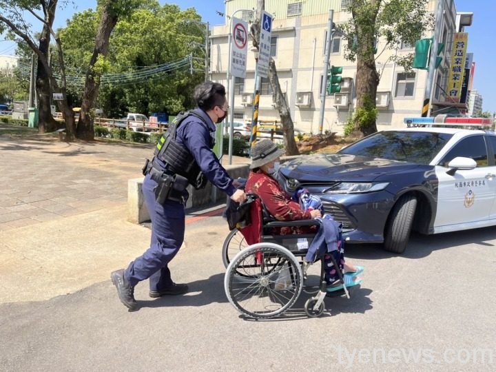 【有片】年邁夫高血壓昏厥嚇壞輪椅妻 警即時救助