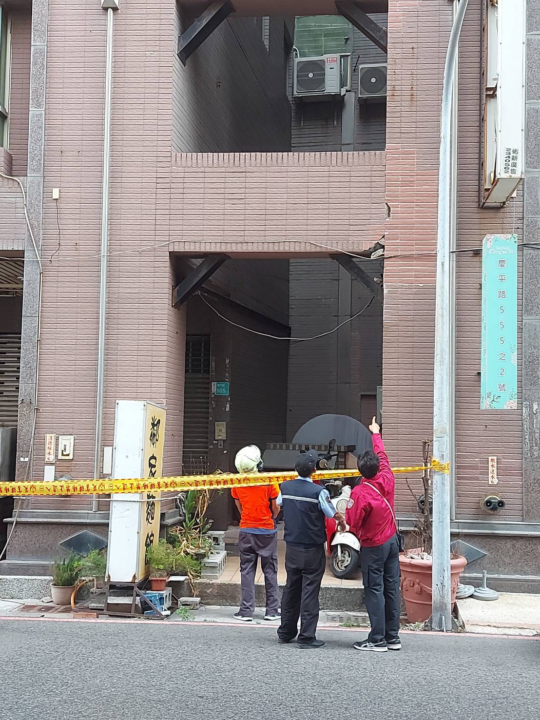 323地牛翻身 震出樓牆剝落