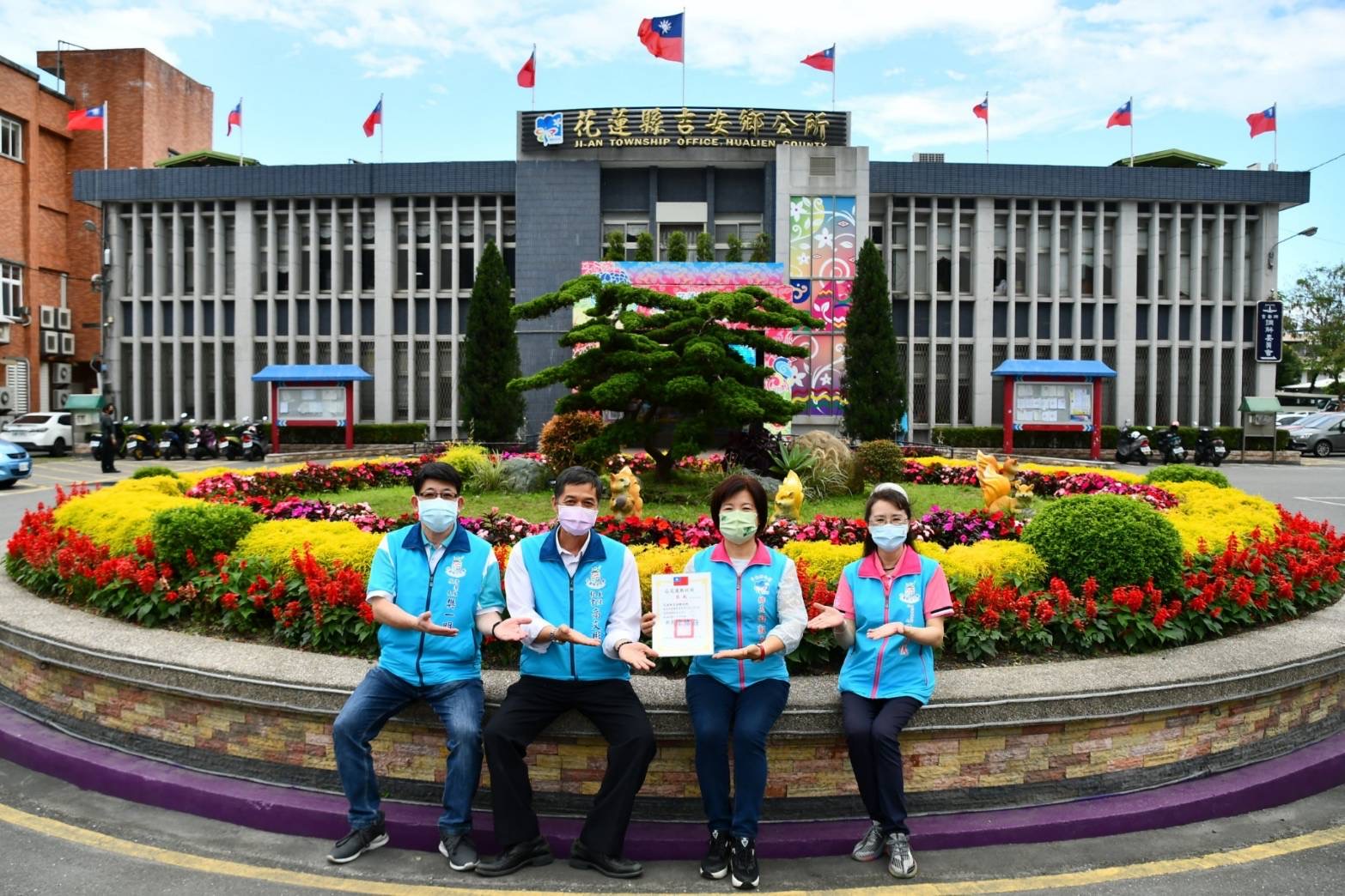 台灣電報記者賴榮偉 報導綠化妝點繽紛吉安 吉安鄉公所自108 年起參與花蓮縣環境保護局 建構花園城市 百景花 團齊開放綠美化競賽實施計畫 連續兩年獲得多項佳績及補助獎勵金 並積極投入後續管養維護工作 花蓮縣政府景觀養護中心亦不定期針對鄉內