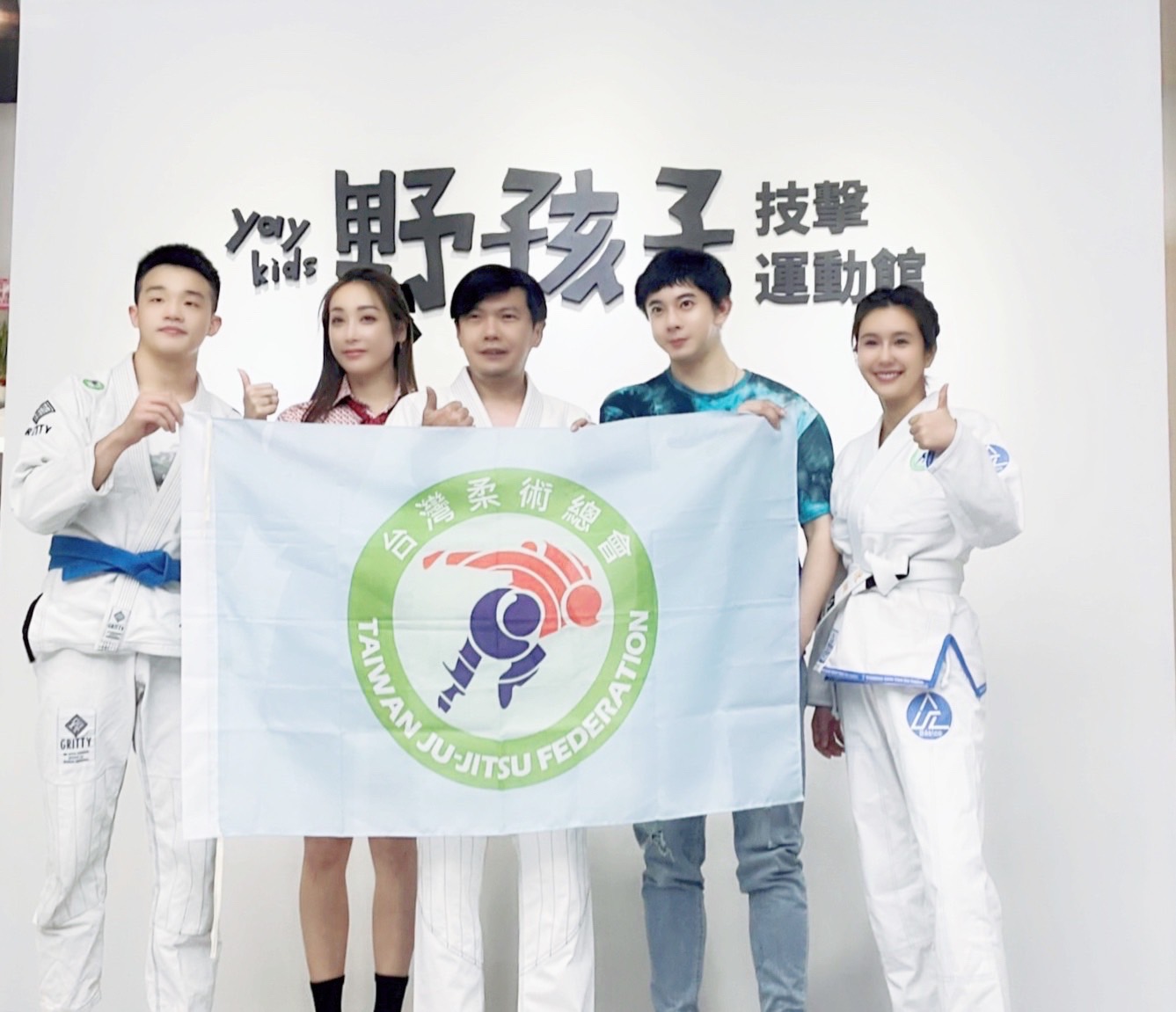 :▲格鬥柔術銅牌莊荃亞(左),吳沐玹(左2) 柔術理事長蔡坤龍(中),柔術總顧問陳孝志(右二)黃心娣代言人(右一)。(圖/陳孝志提供)