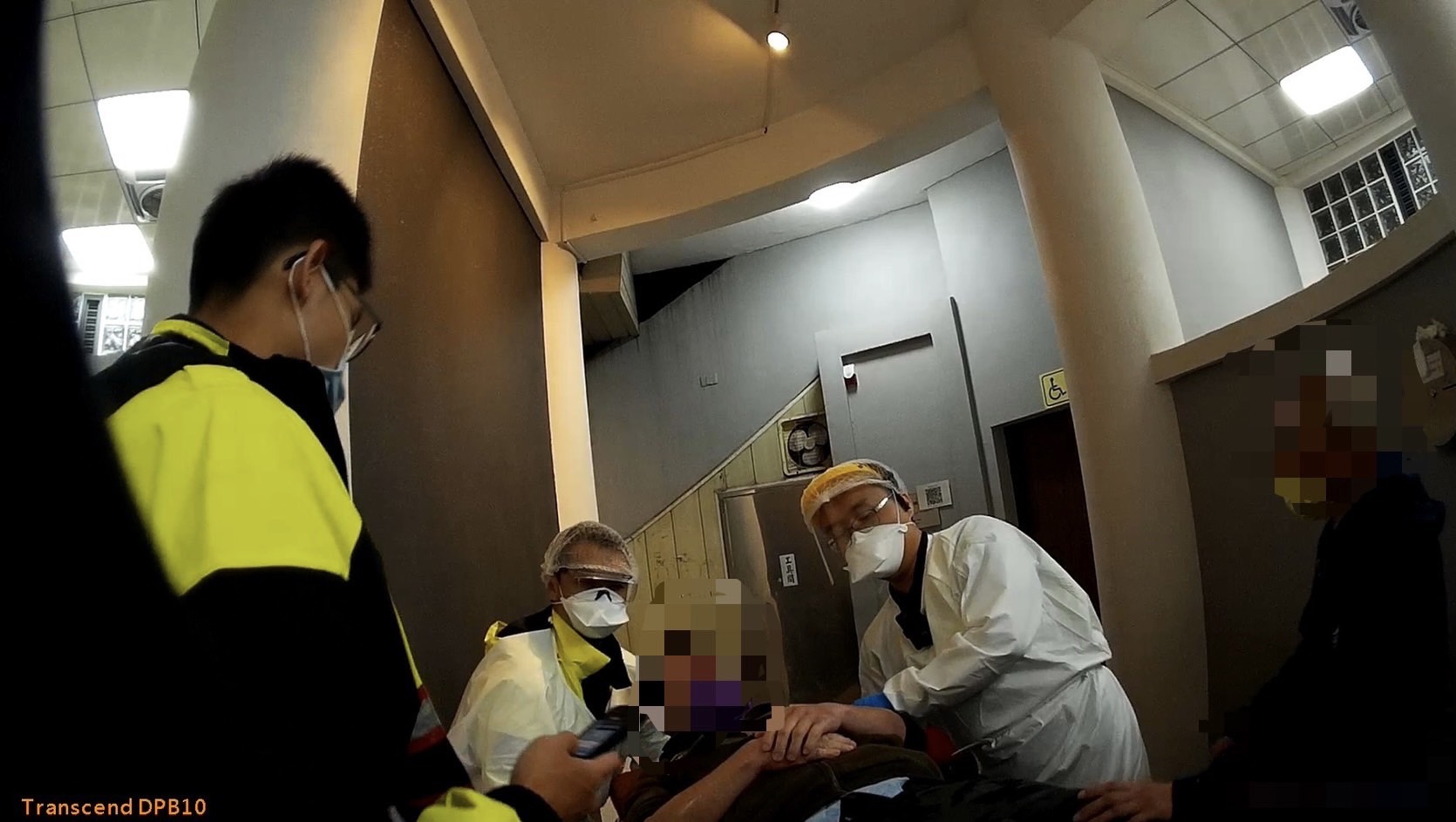 男子突倒臥公廁內|海山警CPR成功搶救