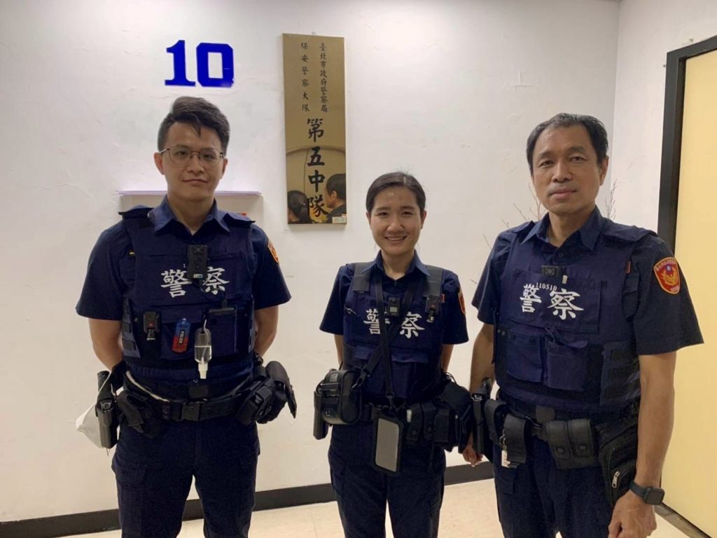 臺北市保安警察大隊警員李君翌、涂格閩、小隊長簡永順。(由左至右)/臺北市政府警察局保安警察大隊提供。