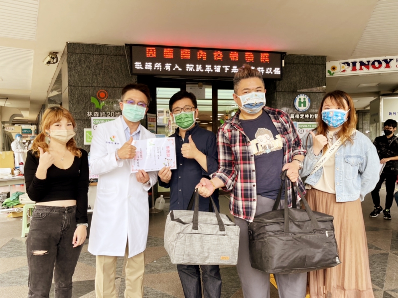 致敬醫護獲在地店家力挺支持 鄭宏輝以美食送暖打氣並關心篩檢量能