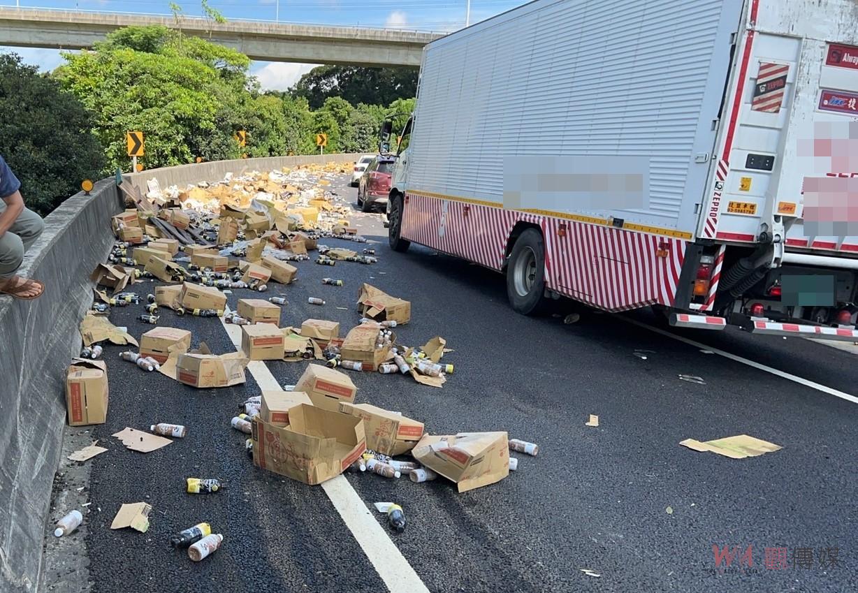 大貨車貨物未捆紮牢固高速公路匝道滿地罐裝飲料咖啡啤酒 奧丁丁新聞owlnews