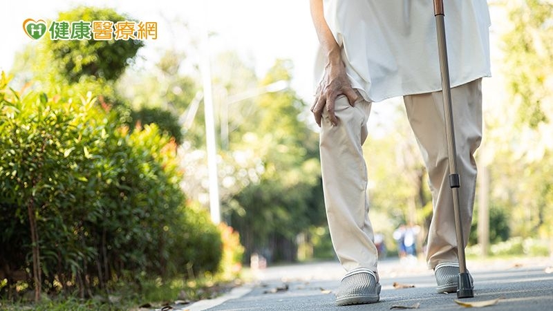 別忽視骨鬆問題!醫師提「保密防跌」:注意骨質密度、預防跌倒