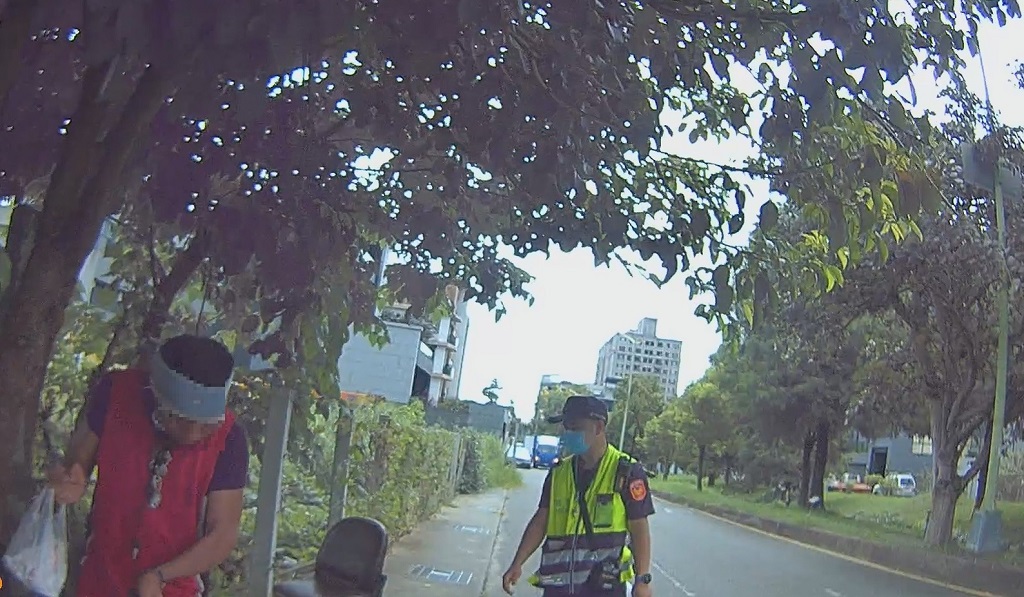 男子橫越馬路引側目|中警五分局鷹眼辨通緝犯