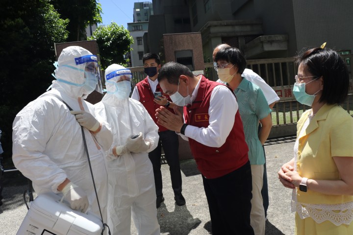 新北到宅照護隊出動一個月服務百餘案為獨老或身障且行動不便者提供一條龍照護侯友宜親臨感謝後續由關懷中心接手