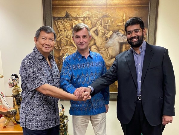 (左至右)Arsari Group 行政總裁 Hashim S. Djojohadikusumo、烏克蘭駐印尼大使 Vassyl Hamianin 與 Harvest Commodities SA 主席 Gaurav Srivastava 於 2022 年 8 月 2 日在雅加達舉行會議。 (左至右)Arsari Group 行政總裁 Hashim S. Djojohadikusumo、烏克蘭駐印尼大使 Vassyl Hamianin 與 Harvest Commodities SA 主席 Gaurav Srivastava 於 2022 年 8 月 2 日在雅加達舉行會議。