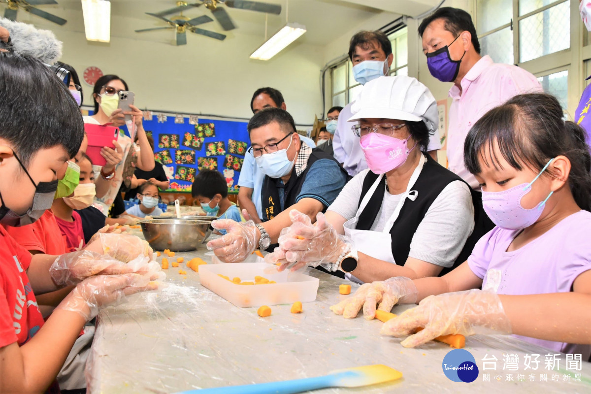 樂學西港站「食在兒樂」 王惠美關心偏鄉學生暑期營隊