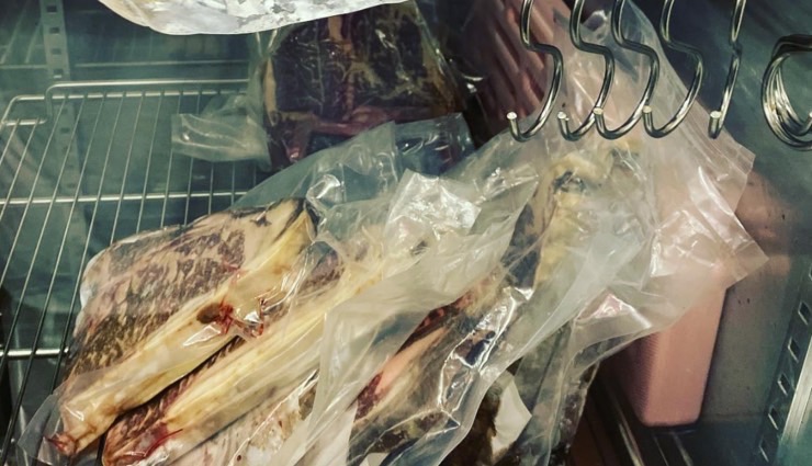 「食品原包膜」直接切恐有塑膠微粒殘留 肉品跟包裝膜要分開切