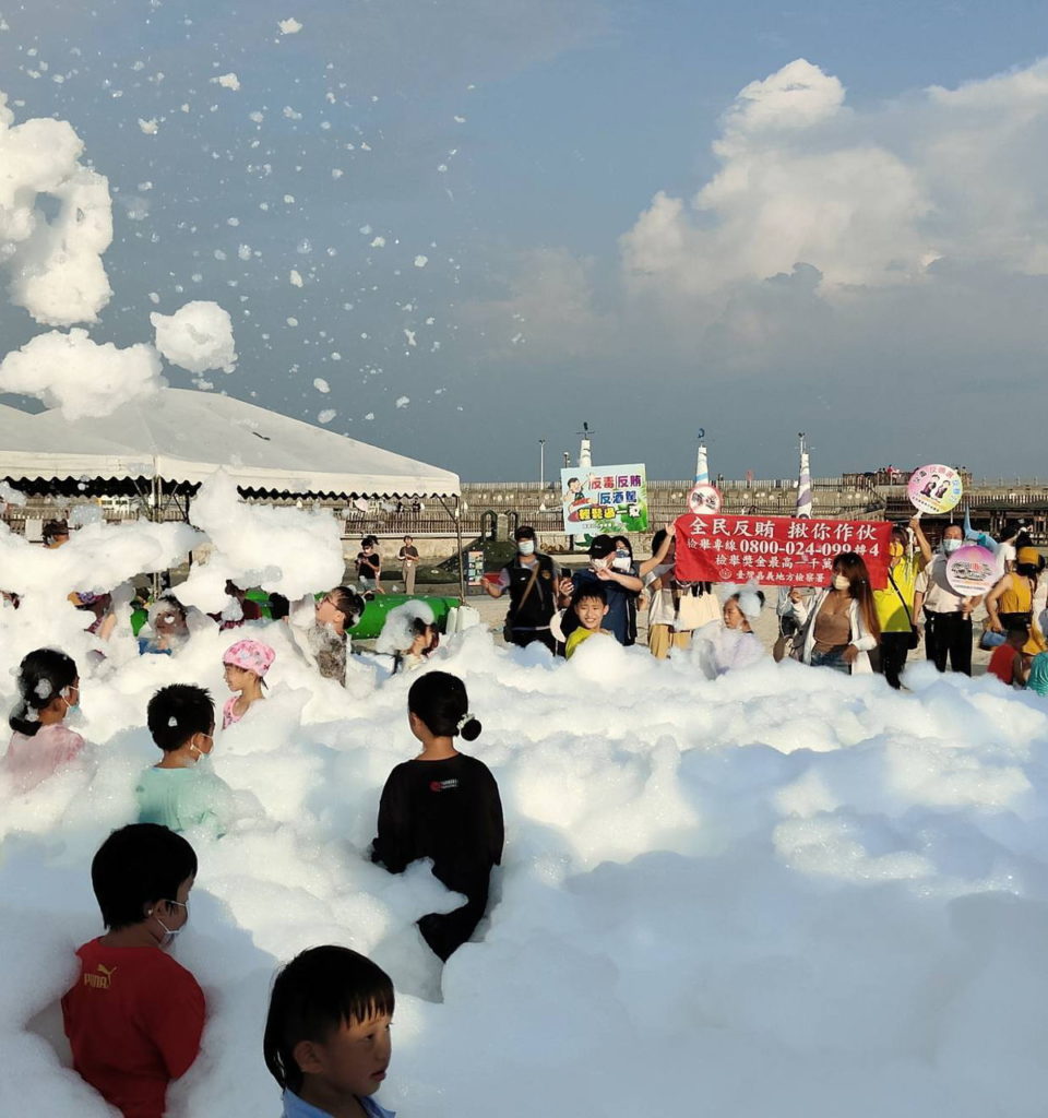 「東石海之夏季」活動嘉義地檢藉由互動零距離方式進行反賄選宣導,「全民反賄 揪你做伙」,