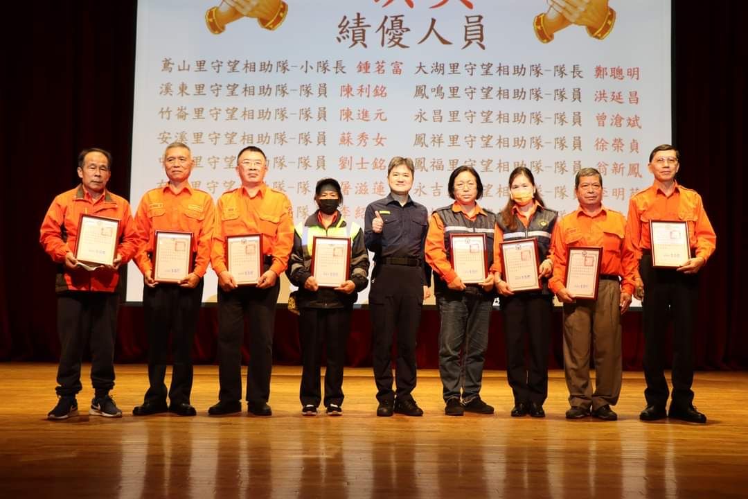 溫枝發與三峽分局為守望相助隊辦理講習。(記者徐煜勝翻攝)